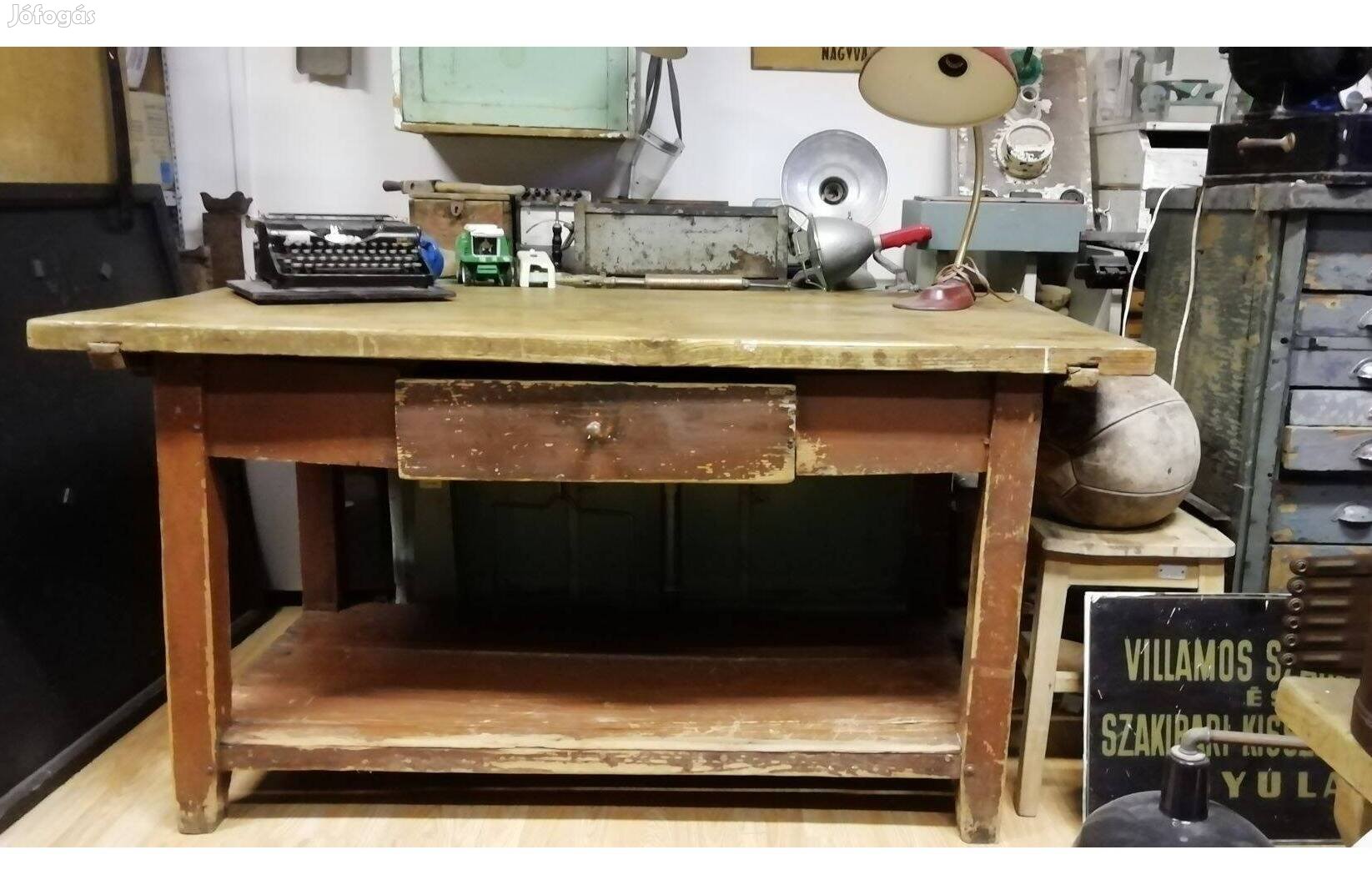 Nagyméretű barna kopottas asztal,íróasztal, konyhai előkészítő