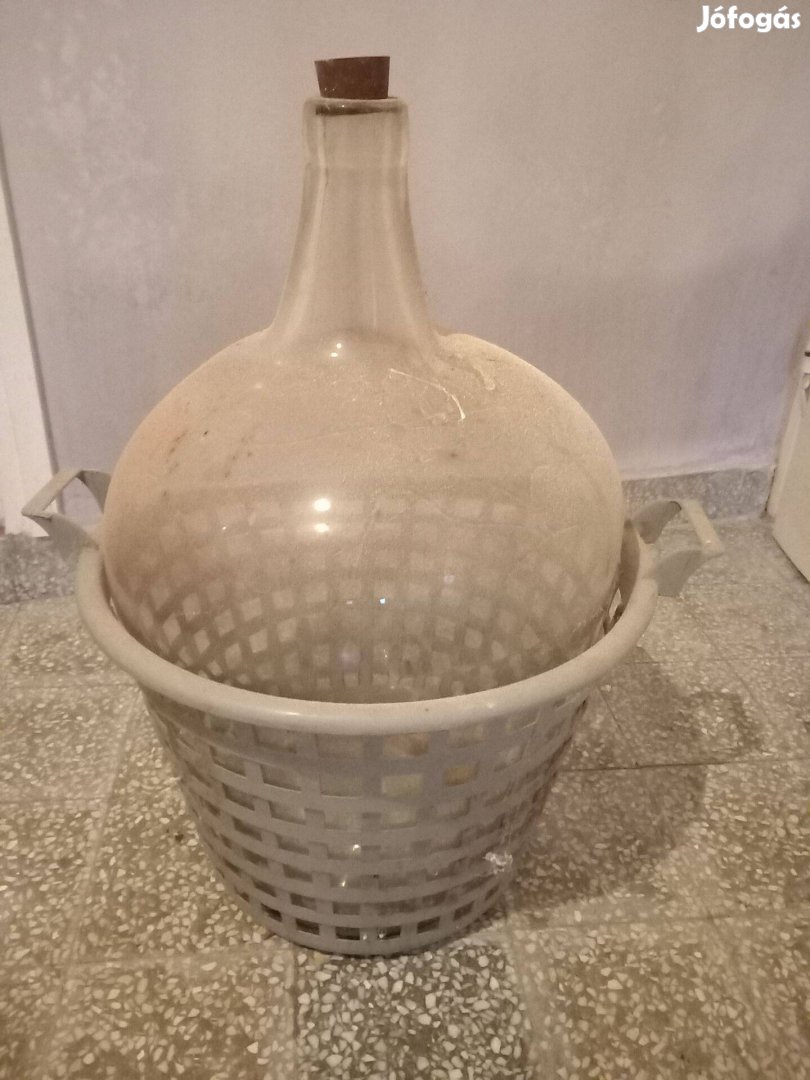 Nagyméretű boros demizson kosárban