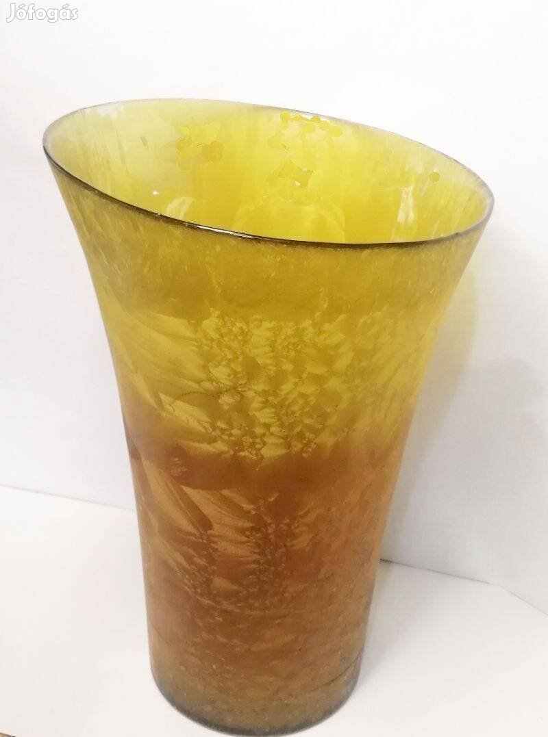 Nagyméretű borostyán-sárga színekben pompázó kézműves váza