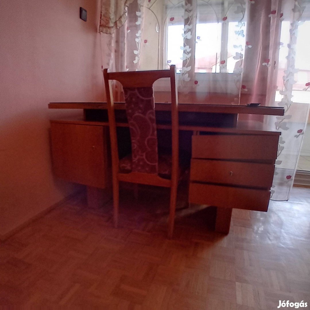 Nagyméretű fából készült íróasztal áron alul eladó