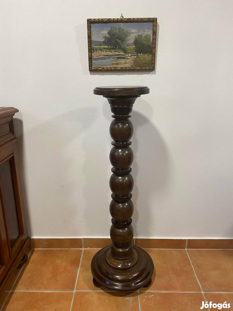 Nagyméretű faragott posztamens