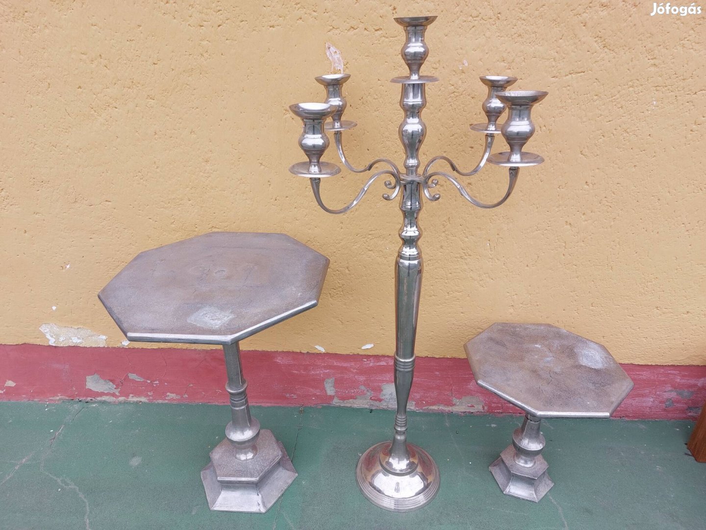 Nagyméretű fém gyertya tartó két asztallal