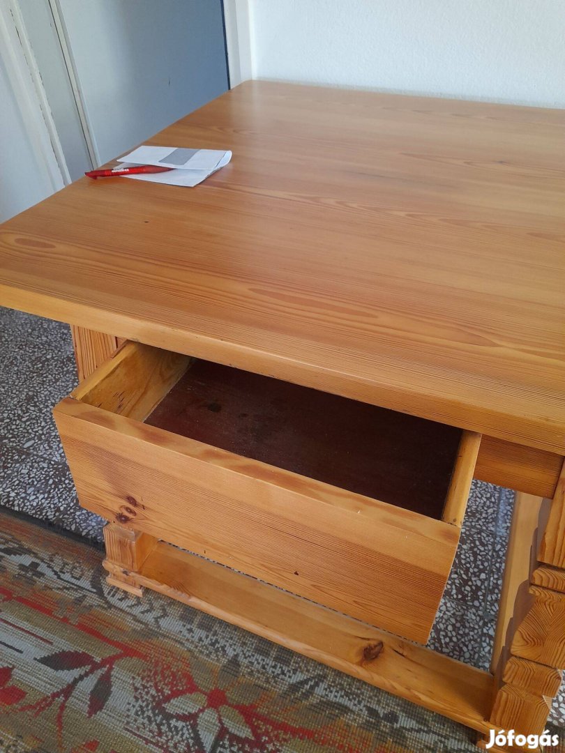 Nagyméretű fenyőasztal