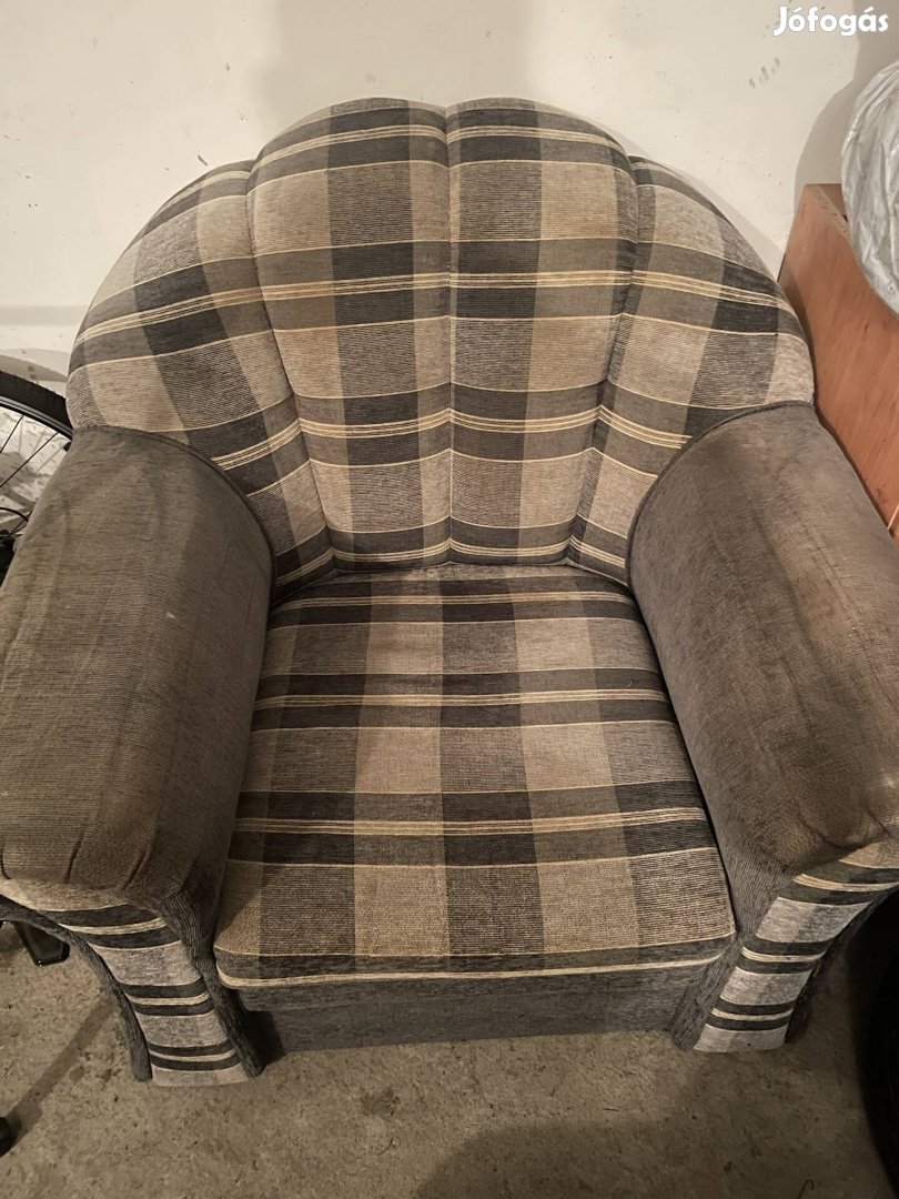 Nagyméretű fotelek eladóak.