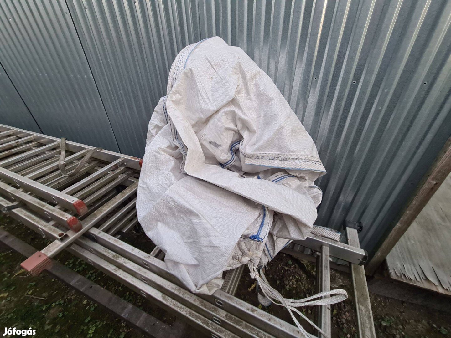 Nagyméretű ipari füles nejlon zsák kb. 2 köbméteres tüzifa