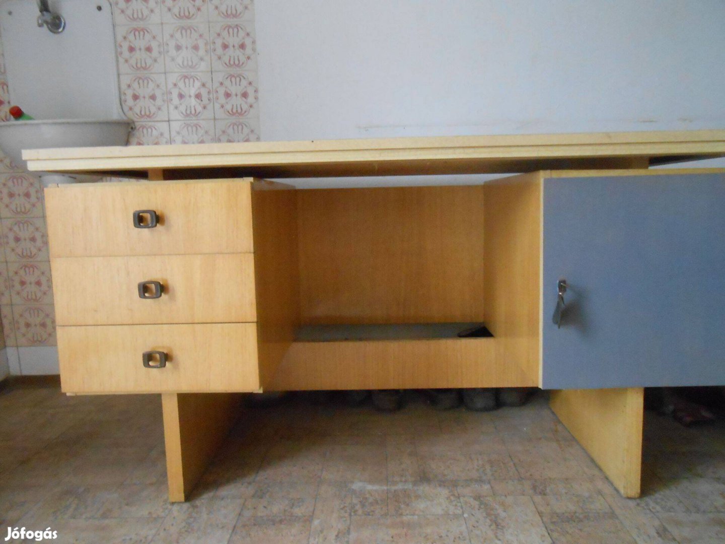 Nagyméretű iróasztal