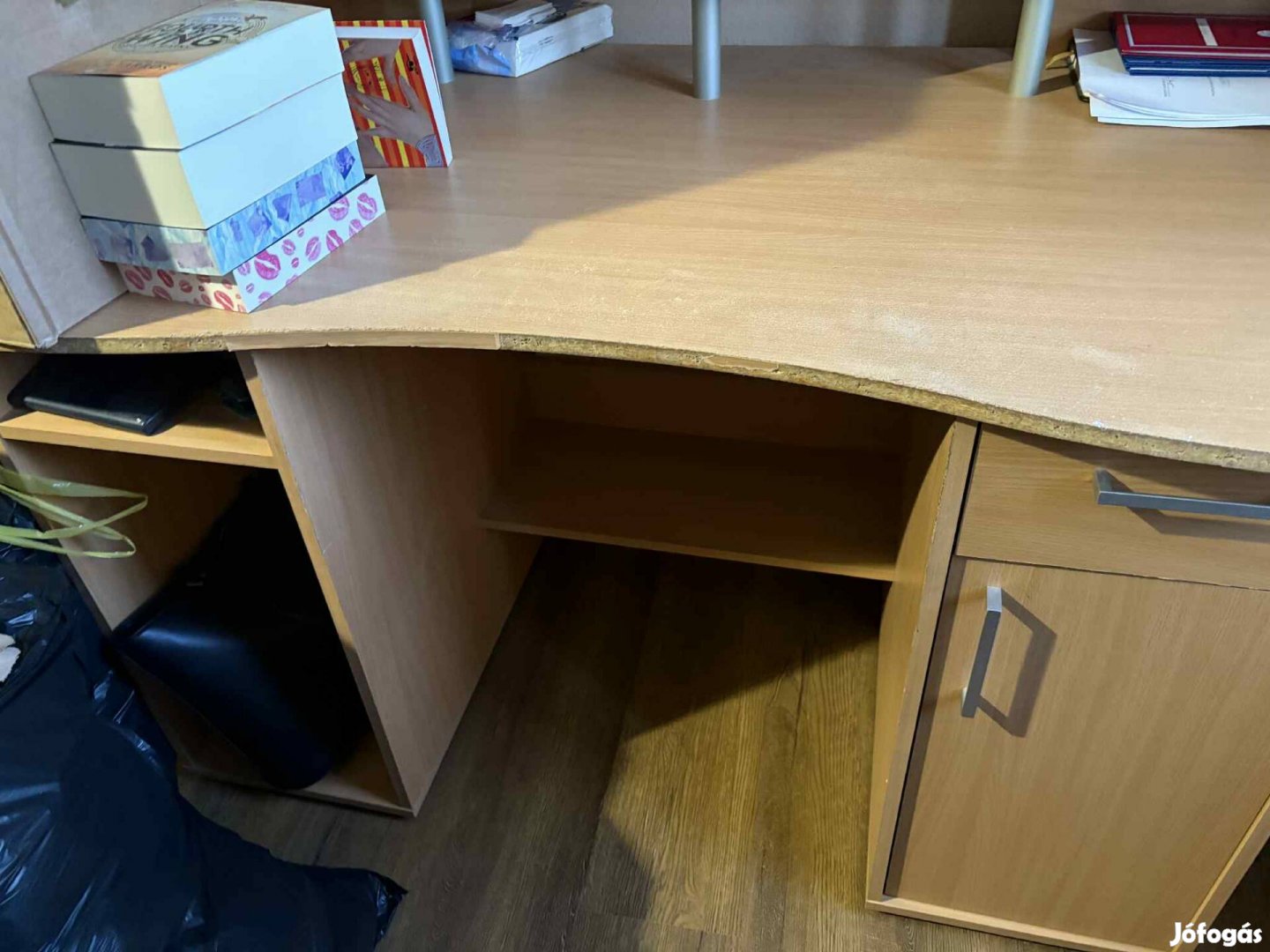 Nagyméretű íróasztal eladó!