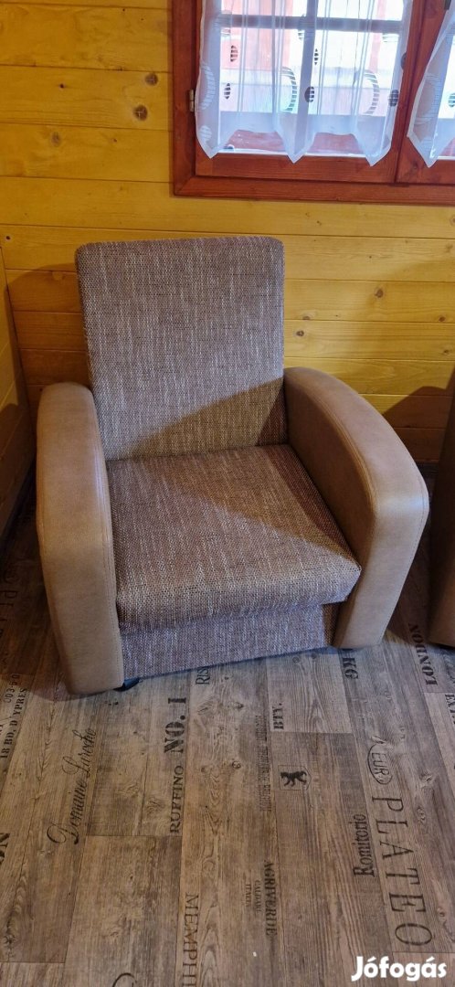 Nagyméretű kényelmes görgős fotel.