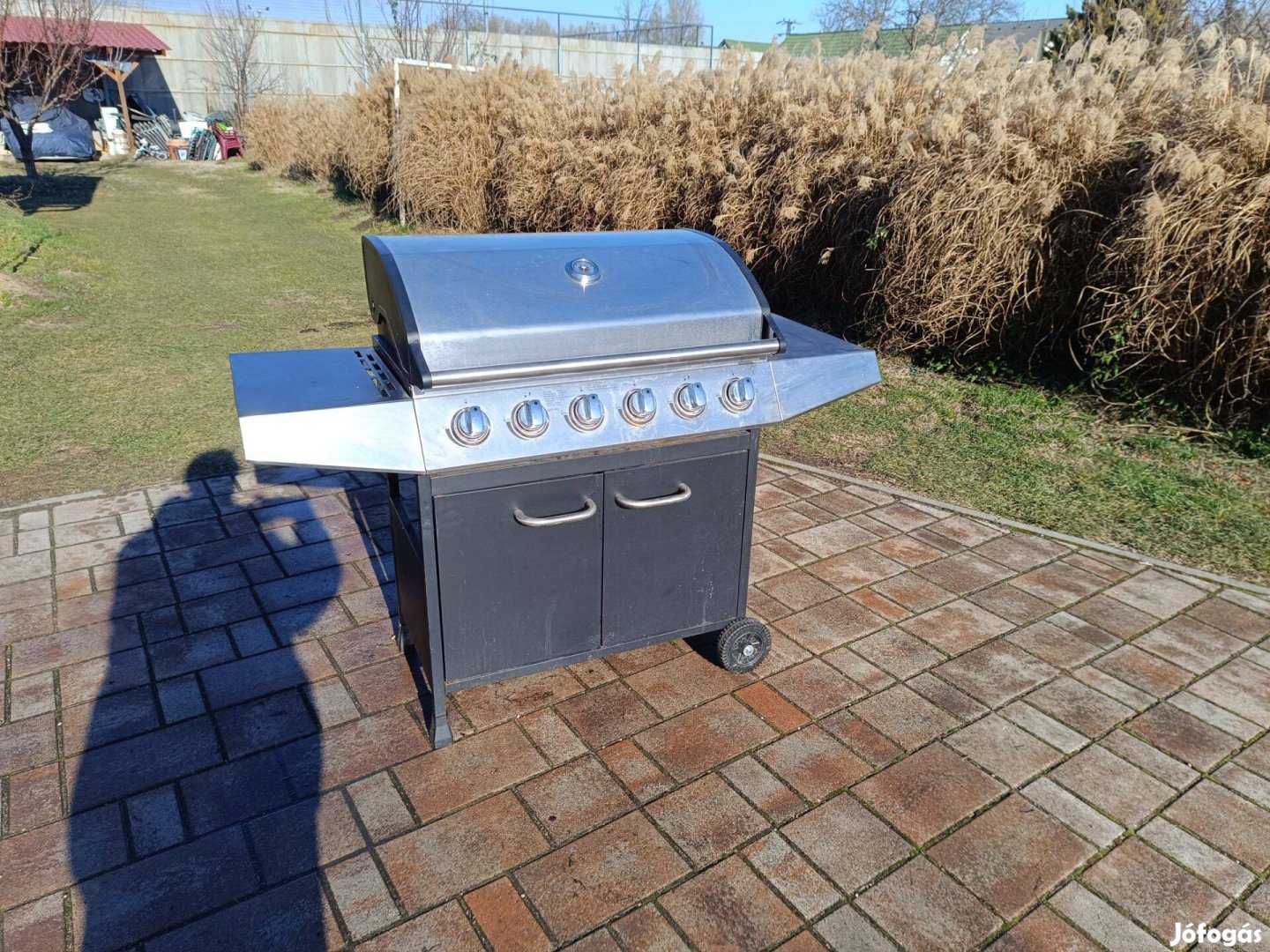 Nagyméretű komoly grillkocsi, grillező jó állapotban eladó. Kerekeken