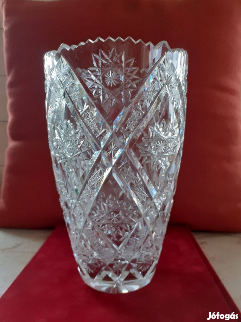 Nagyméretű kristályváza, gazdag díszítéssel
