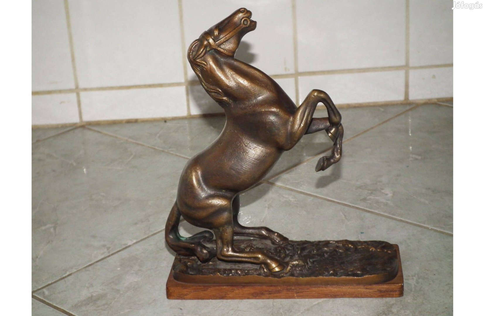 Nagyméretű lovas bronz szobor tekintélyes ló műalkotás ugrató ló