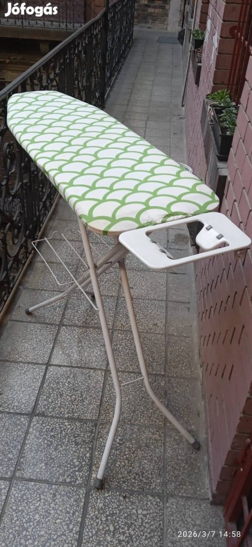 Nagyméretű masszív fém vasalóállvány, bélelt huzatokkal