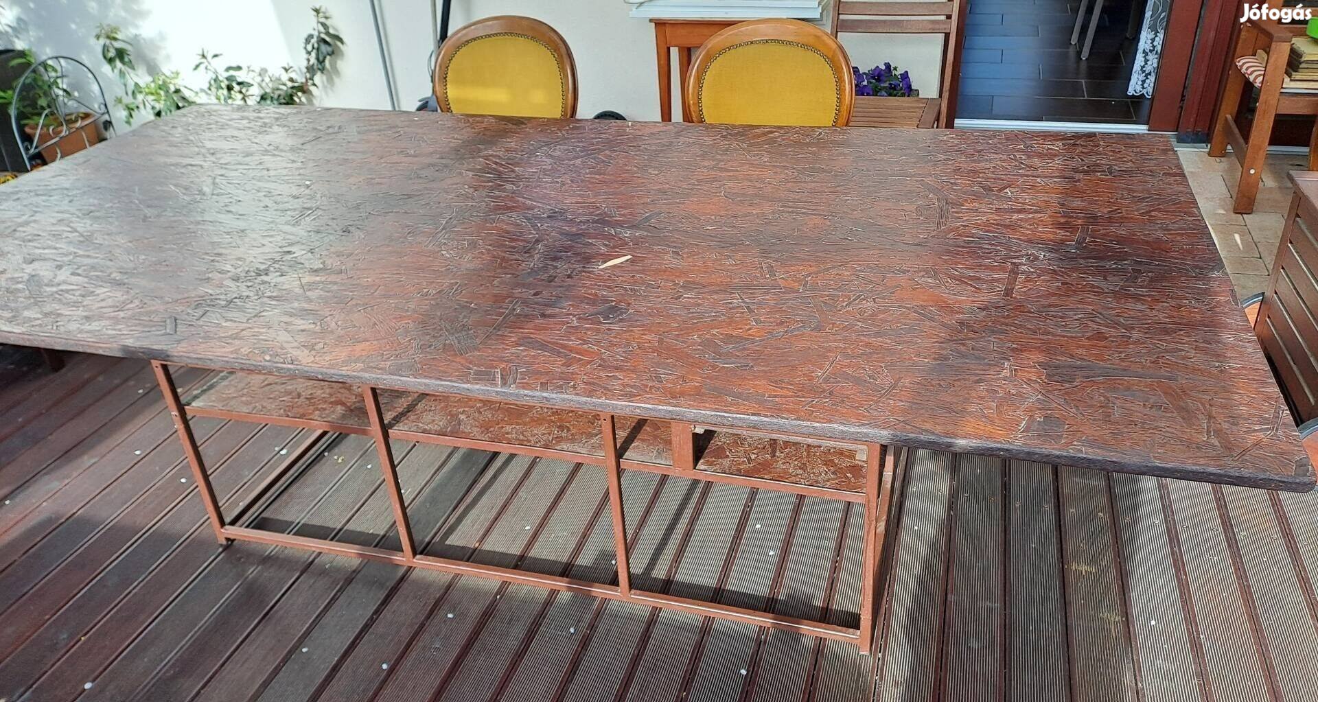 Nagymeretű masszív kültéri asztal