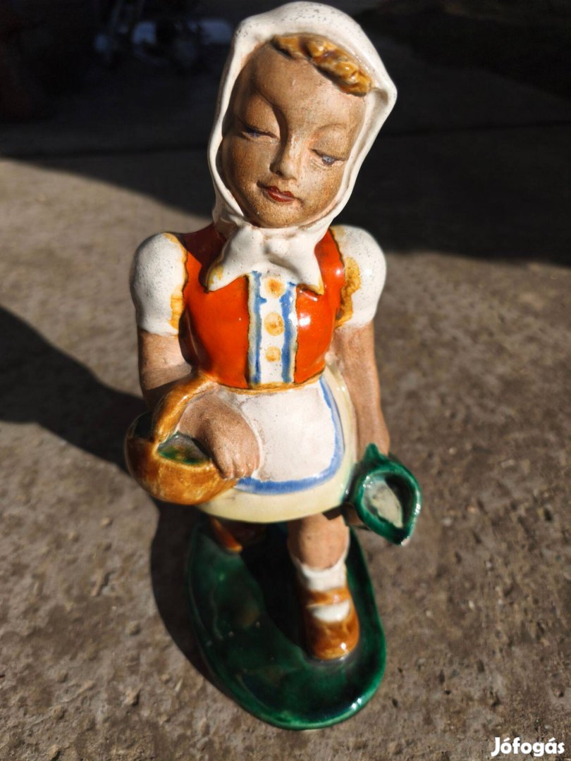 Nagyméretü mázas kerámia , lány korsóval