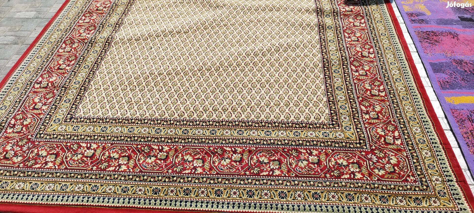 Nagyméretű perzsa szőnyeg a tradicionális divat szerinti eladó