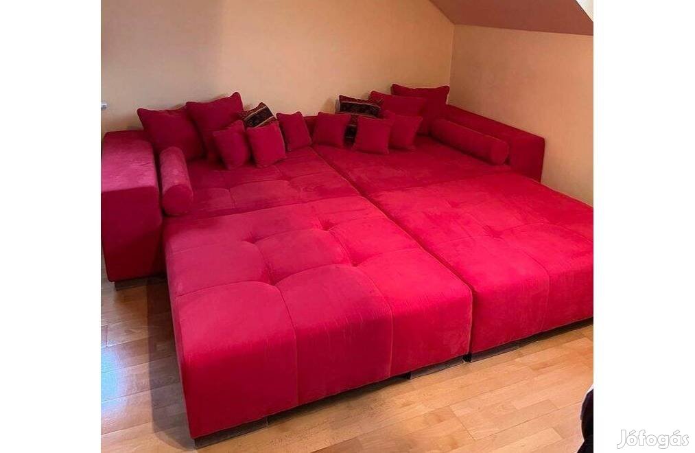 Nagyméretű piros kanapé