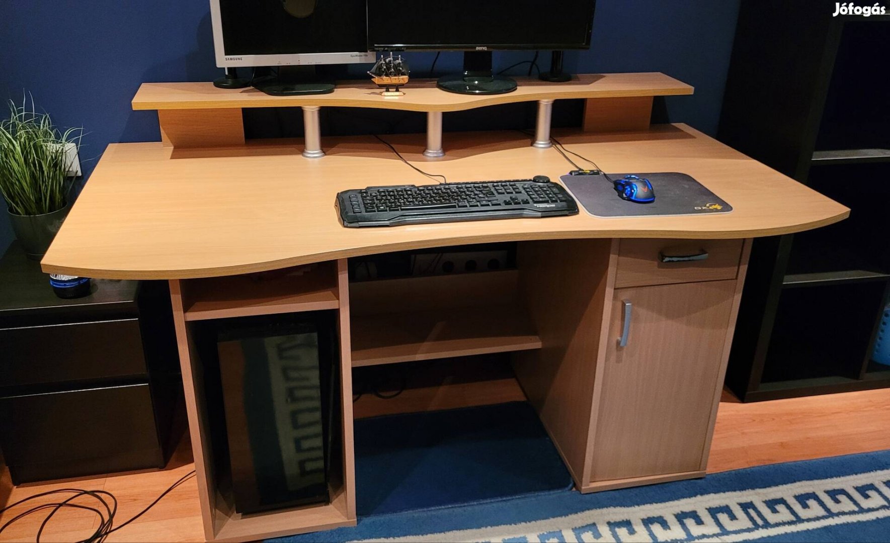 Nagyméretű számítógép asztal, íróasztal