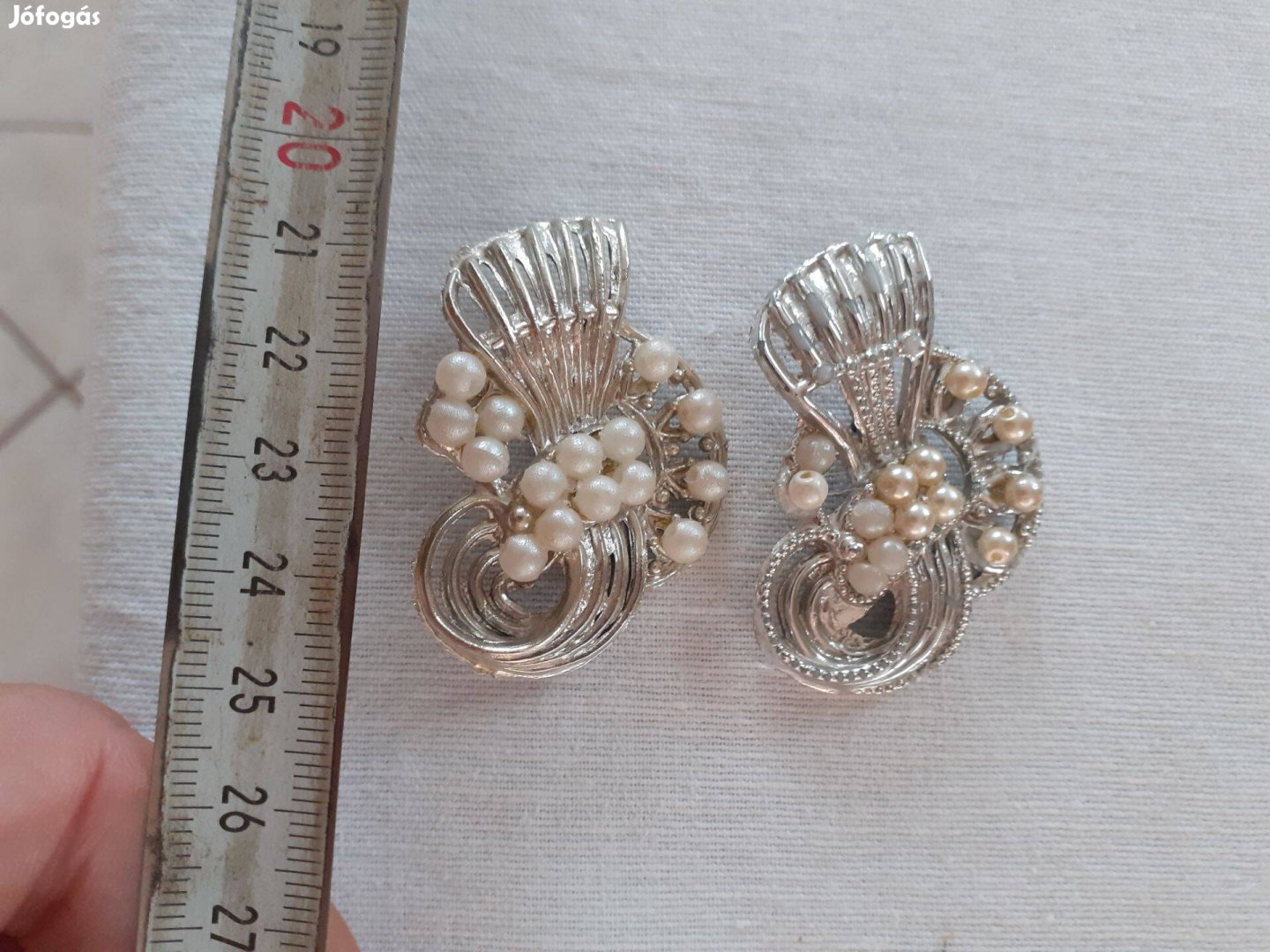Nagyobb méretű 5cm régi bross kitűző tekla gyöngy diszítéssel