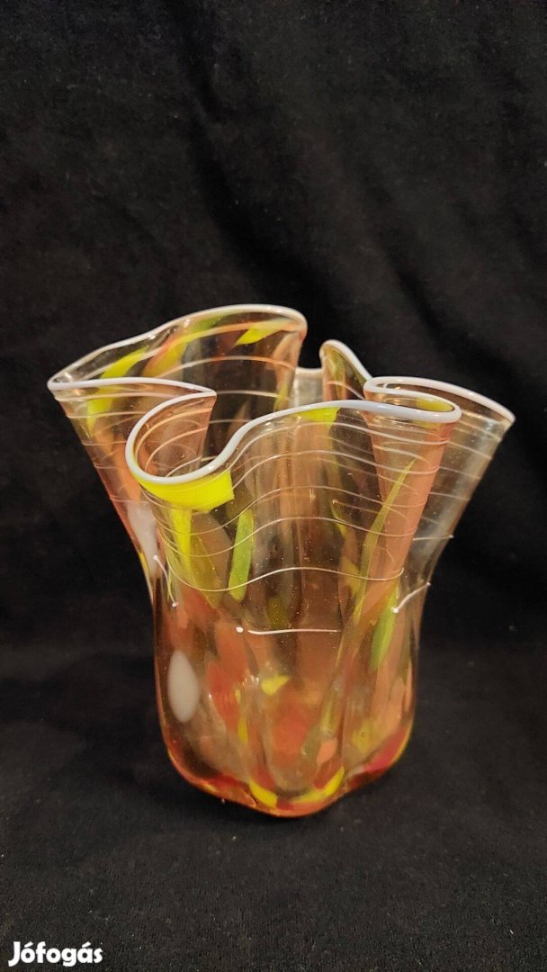 Nagyon fodros színes üveg váza