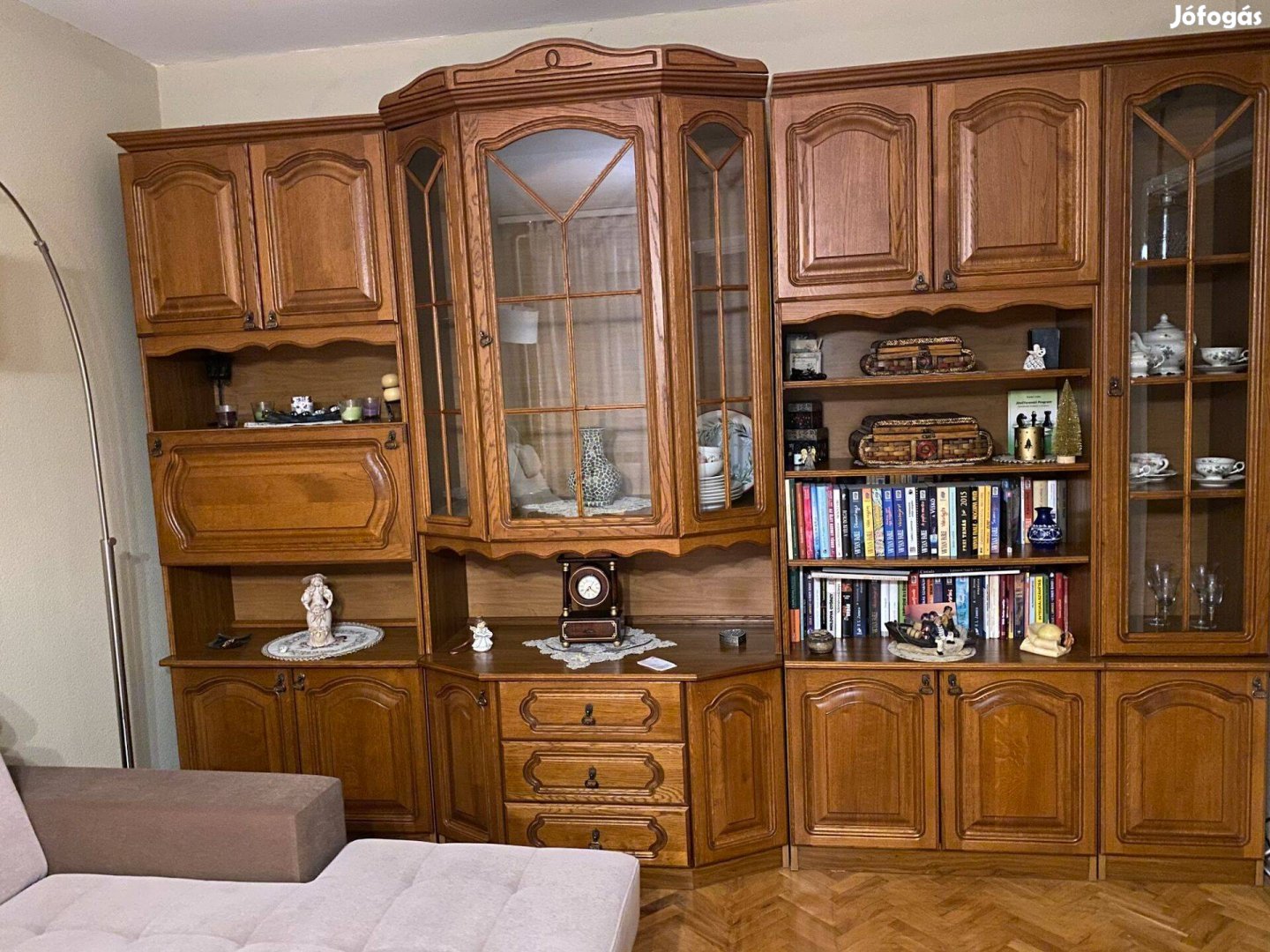 Nagyon megkímélt, újszerű állapotú szobabutor, dohányzóasztal eladó!