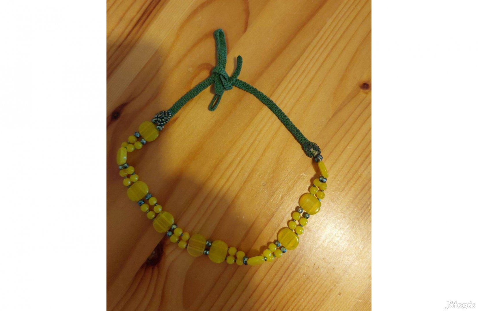 Nagyon régi, sárga és zöld színű kötős nyaklánc