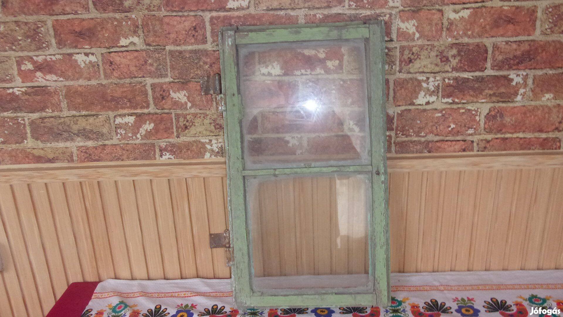 Nagyon régi kis méretű ablak nyíló