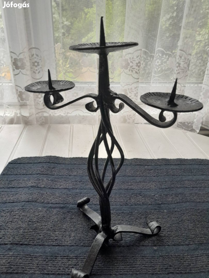 Nagyon szép 3 ágú kovácsoltvas gyertyatartó eladó. Magassága : 32cm