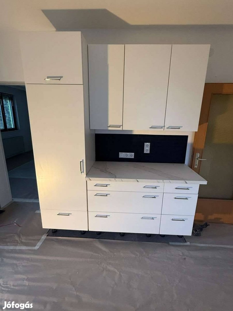 Nagyon szép állapotú konyhabútór