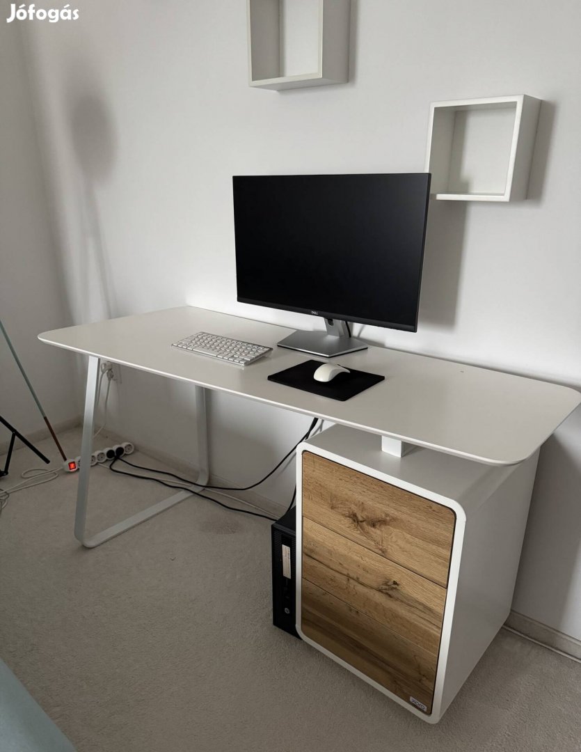 Nagyon szép állapotú számítógép asztal