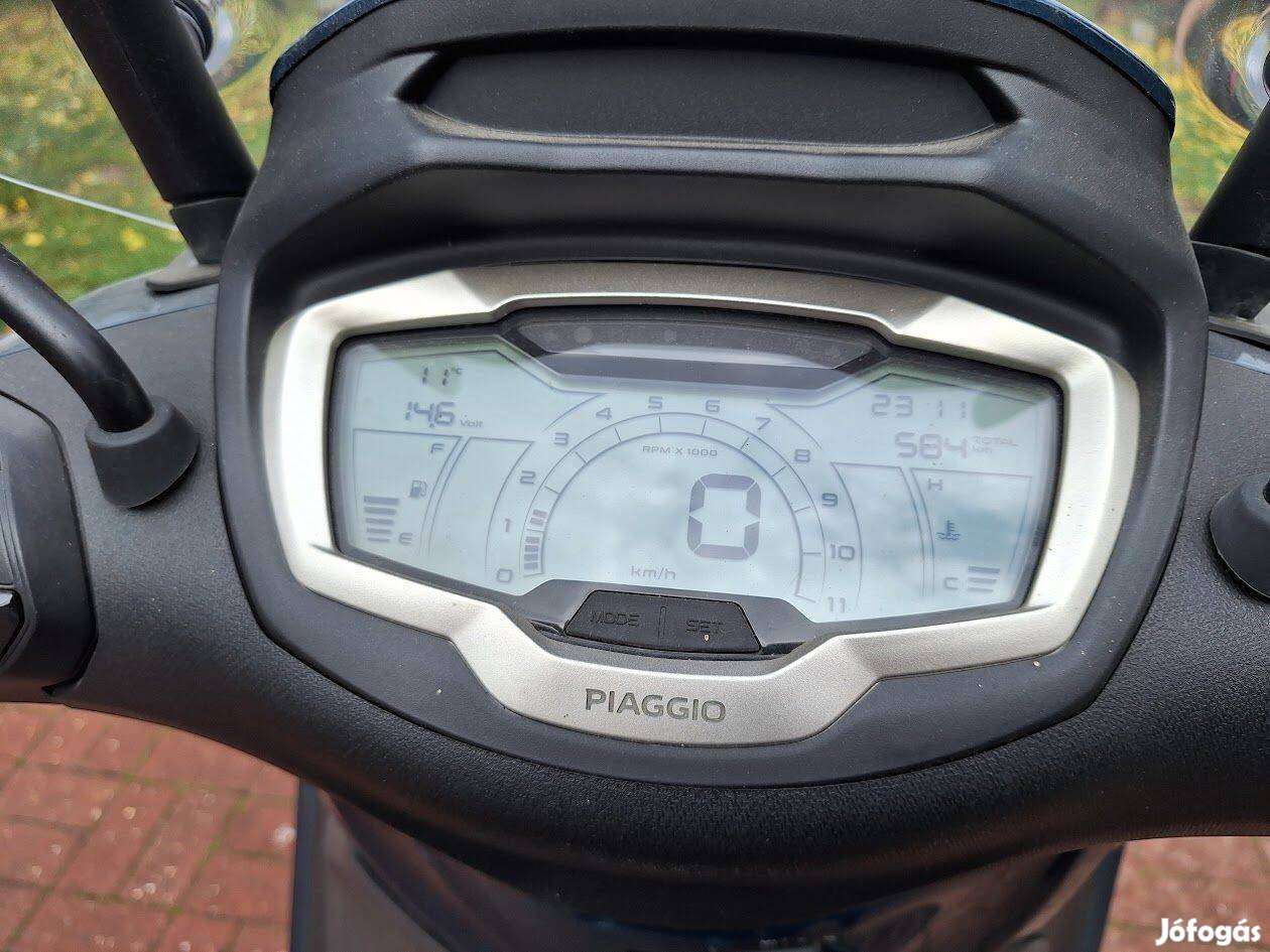 Nagyrobogó Piaggio Bevery 400 HPE