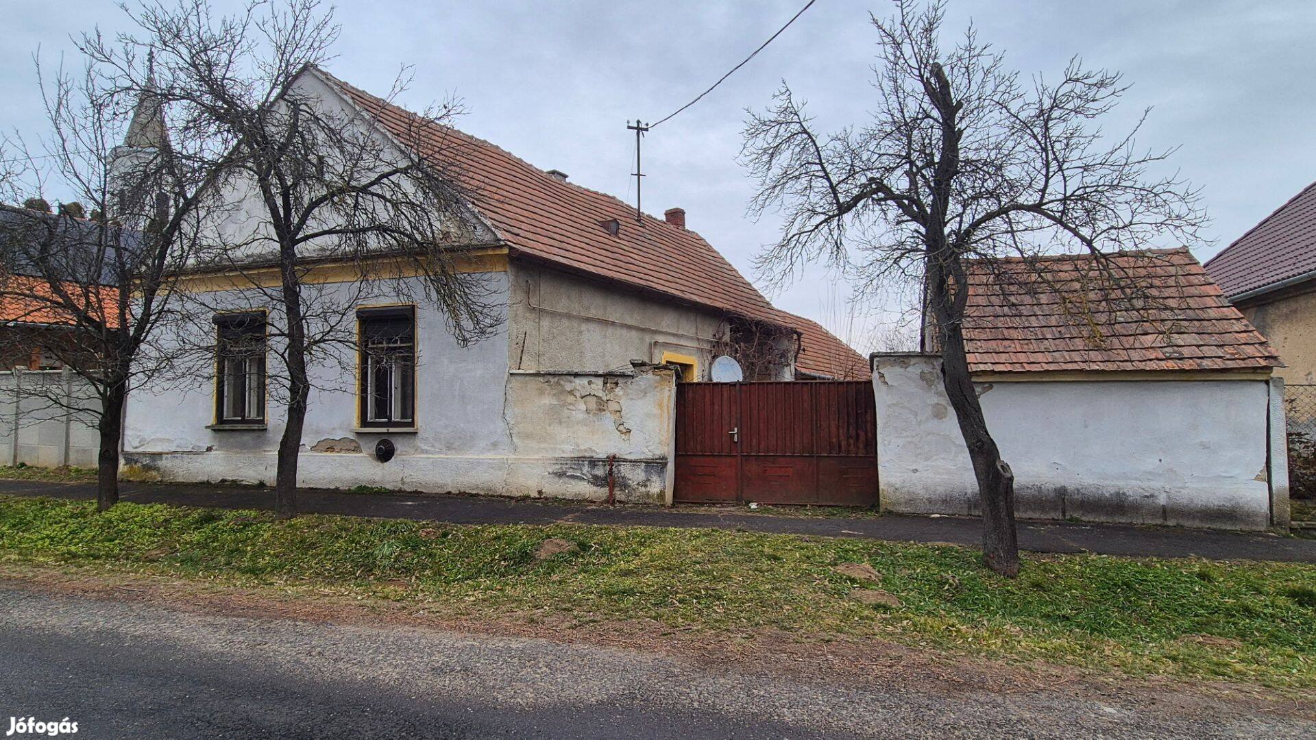 Nagysimonyiban Eladó Parasztház