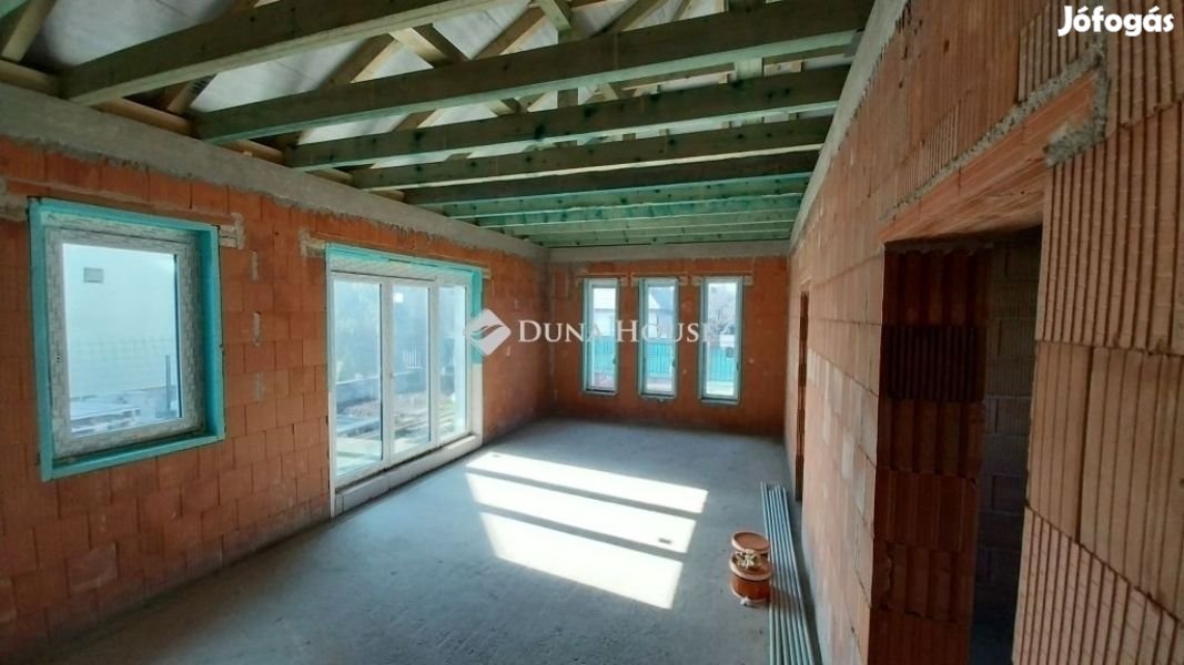 Nagytarcsai 106 nm-es ház eladó