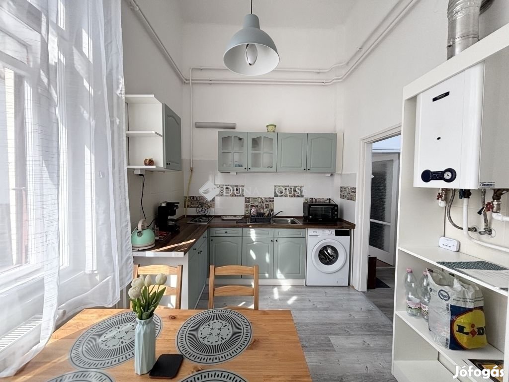 Nagytemplom közeli csendes utcában 39 nm-es, galériás