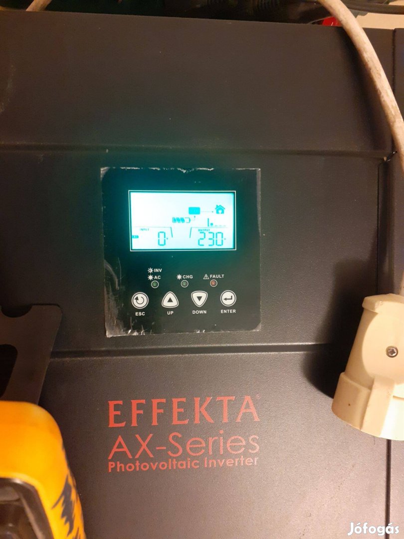 Napelem töltésvezérlő, tiszta szinuszos hybrid inverter