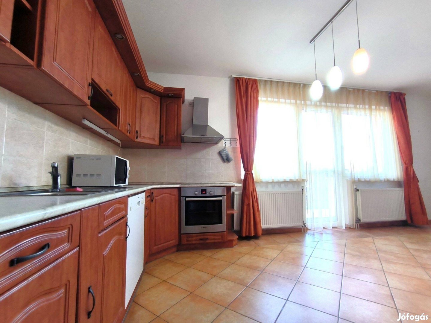 Napelemes, 6 szobás családi otthon a Veres Péter kertben!