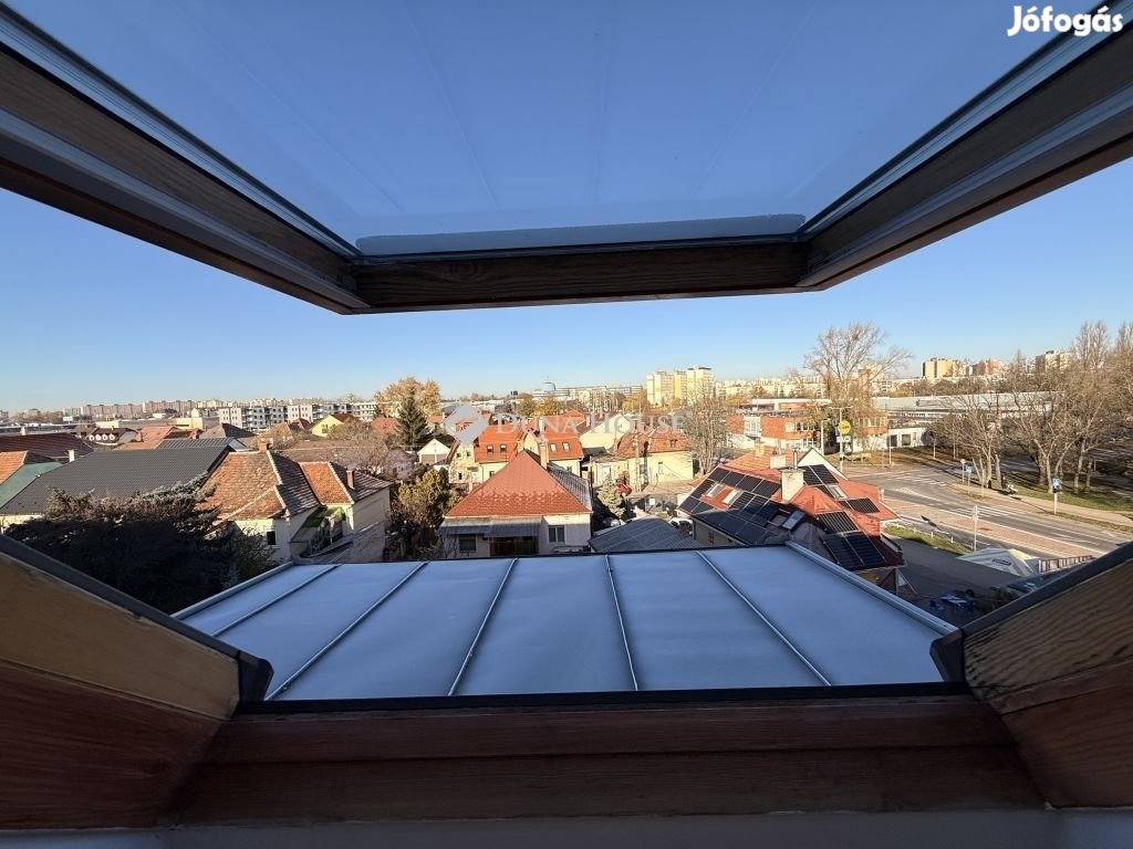 Napfényes tetőtéri lakás 2 mélygarázshellyel ritka lehetőség