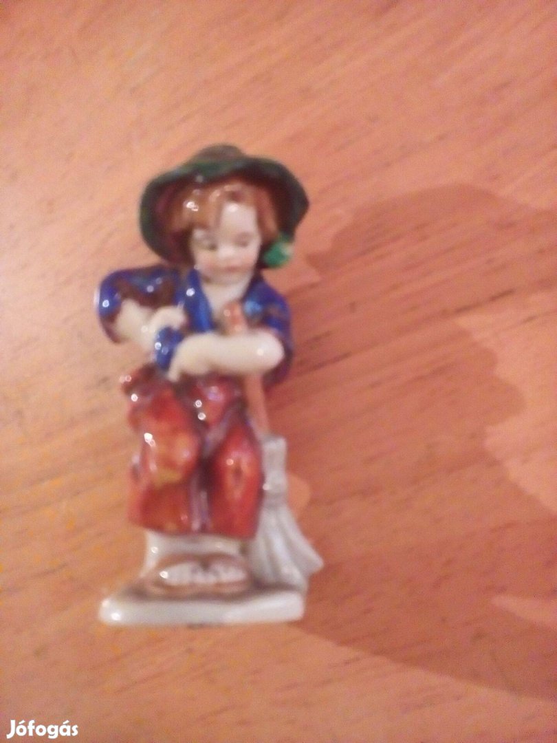 Nápolyi porcelán, fiú seprűvel, antik