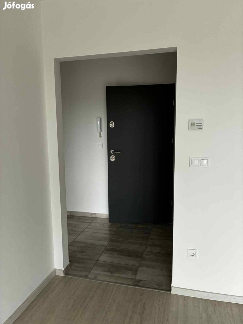 Napos, klímás 2 szobás lakás erkély saját parkoló