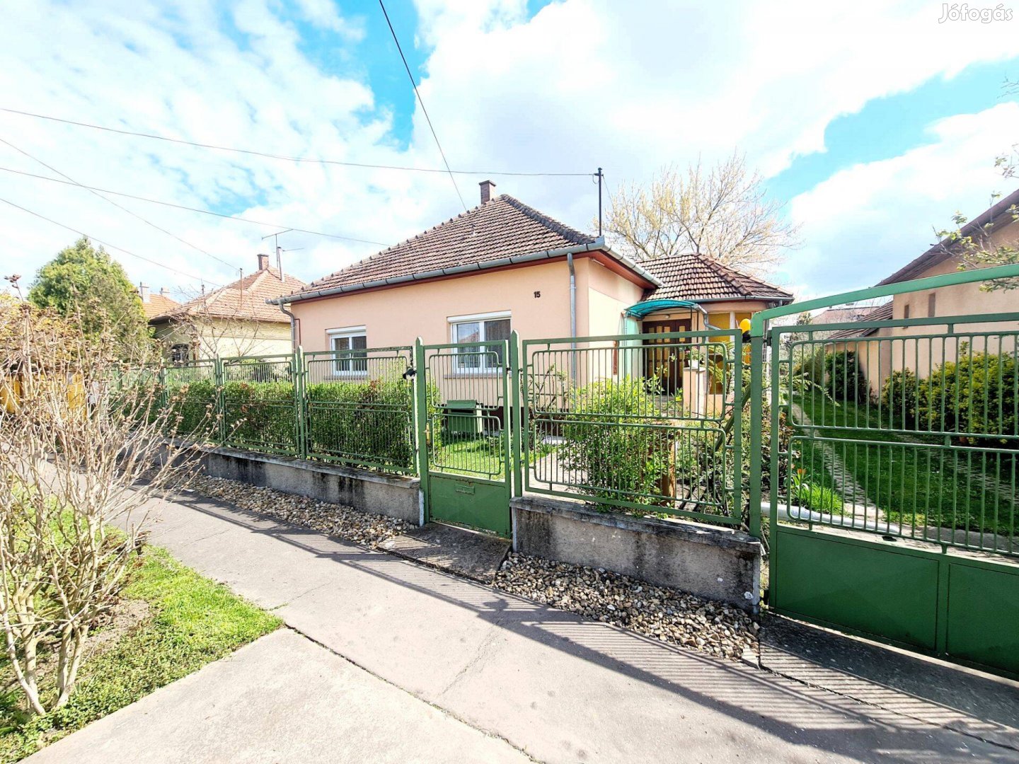 Nappali + 3 szobás, hőszigetelt családi ház eladó!