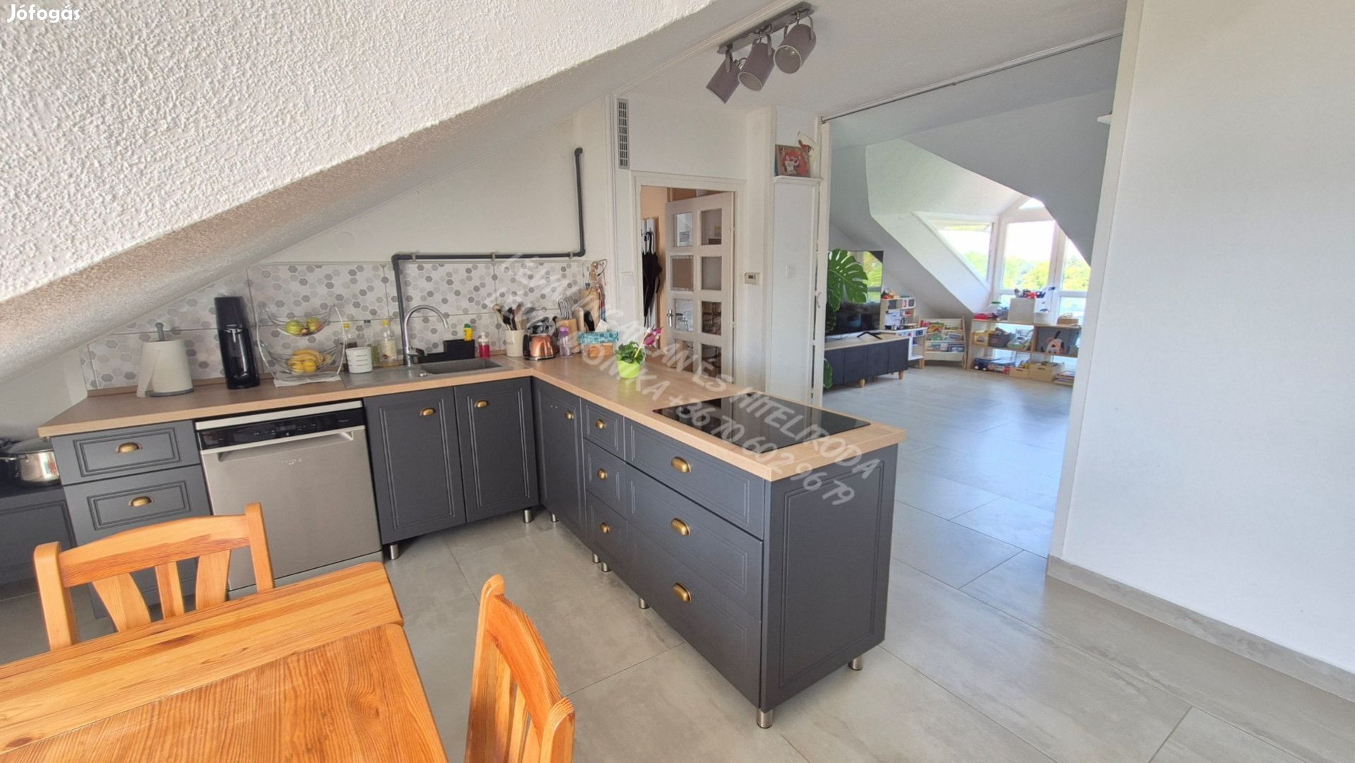 Nappali 4 szobás tetőtéri lakás eladó Békéscsabán, az