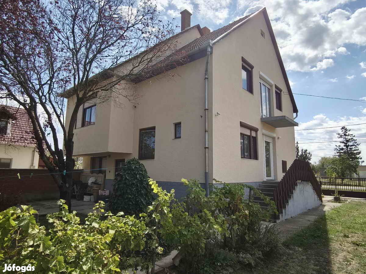 Nappali + 5 szobás, garázsos családi ház eladó Kiskörén