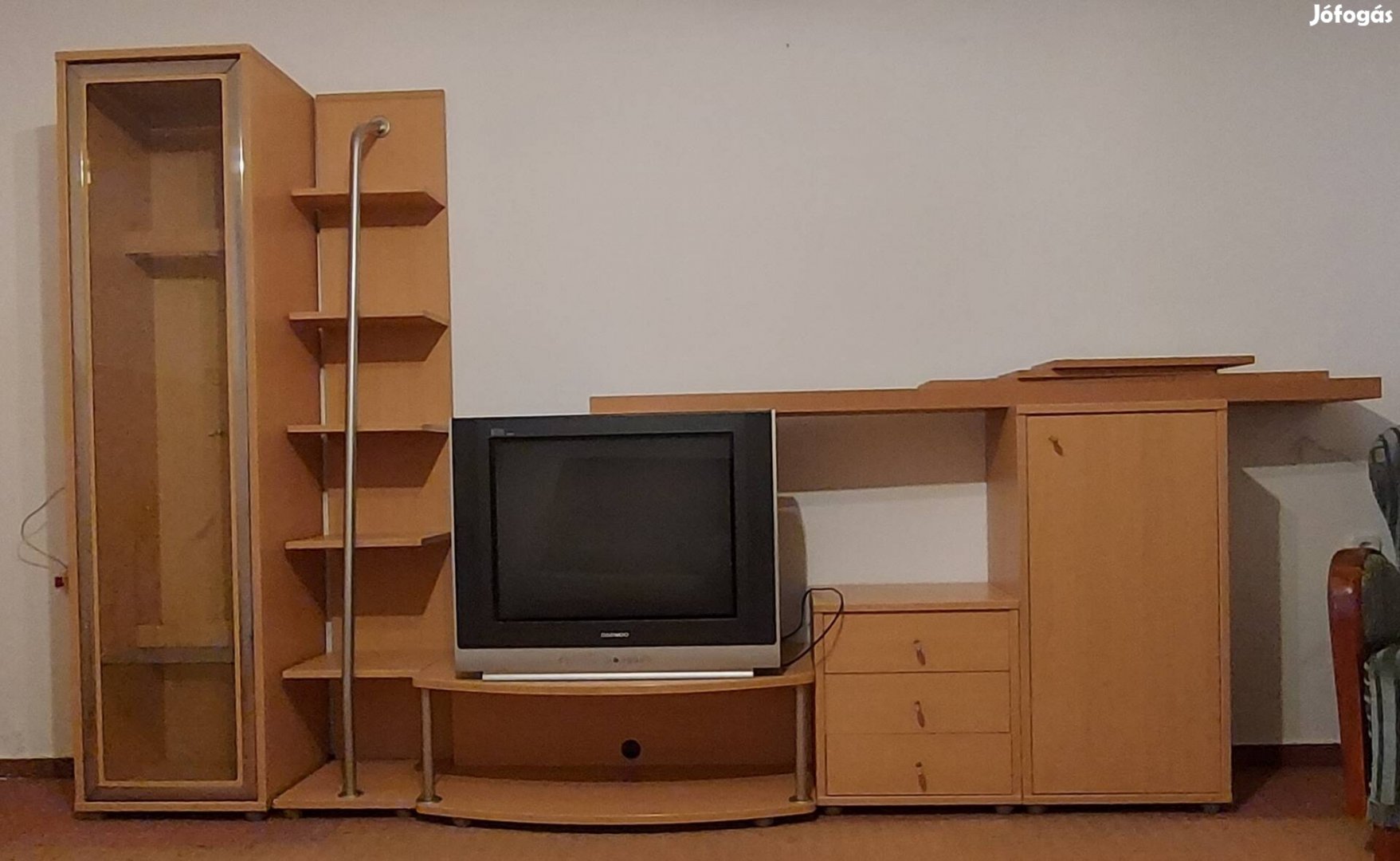 Nappali bútor, szekrénysor ajándék TV vel.