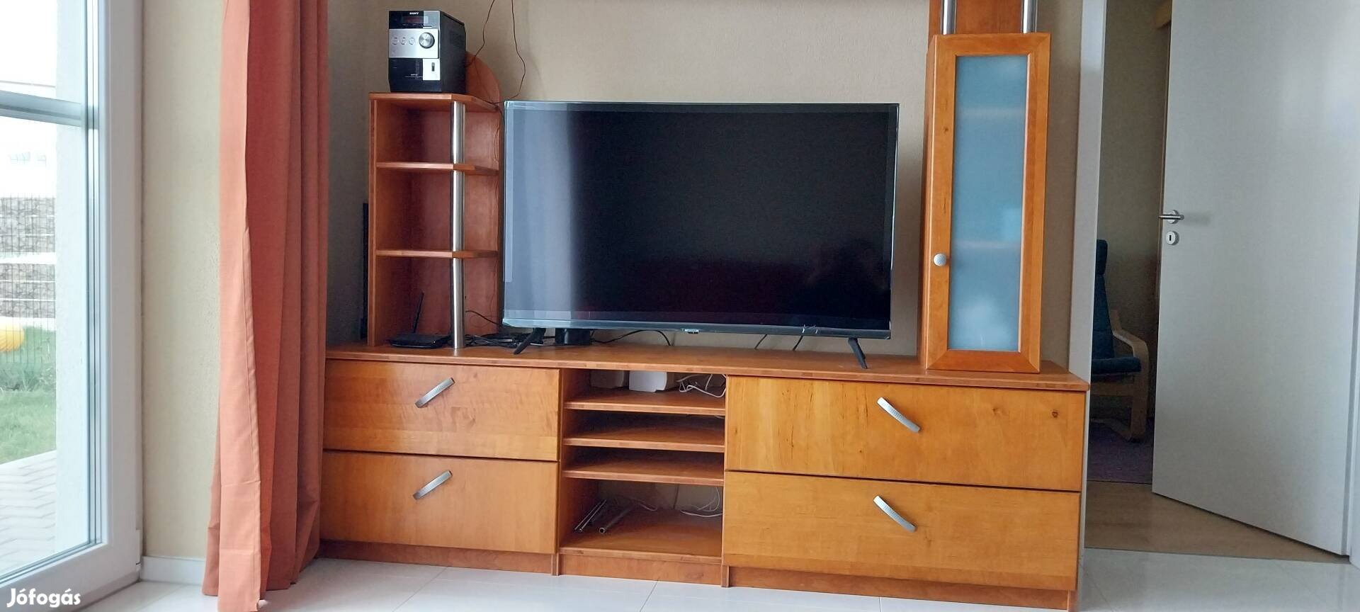 Nappali bútorzat- szekrény- tv állvány 