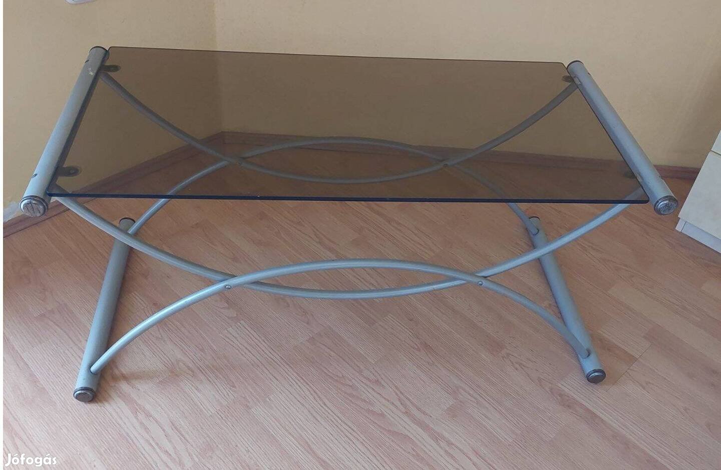 Nappali dohányzó üveg asztal eladó. Az ár irányár