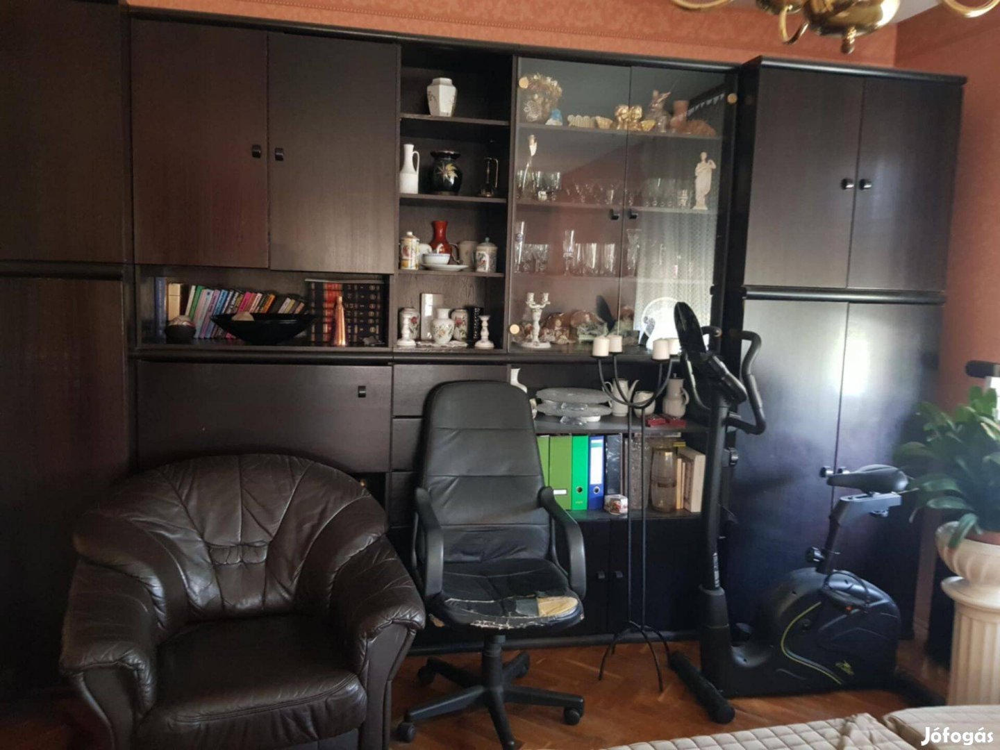 Nappaliba való fekete színű bútor!