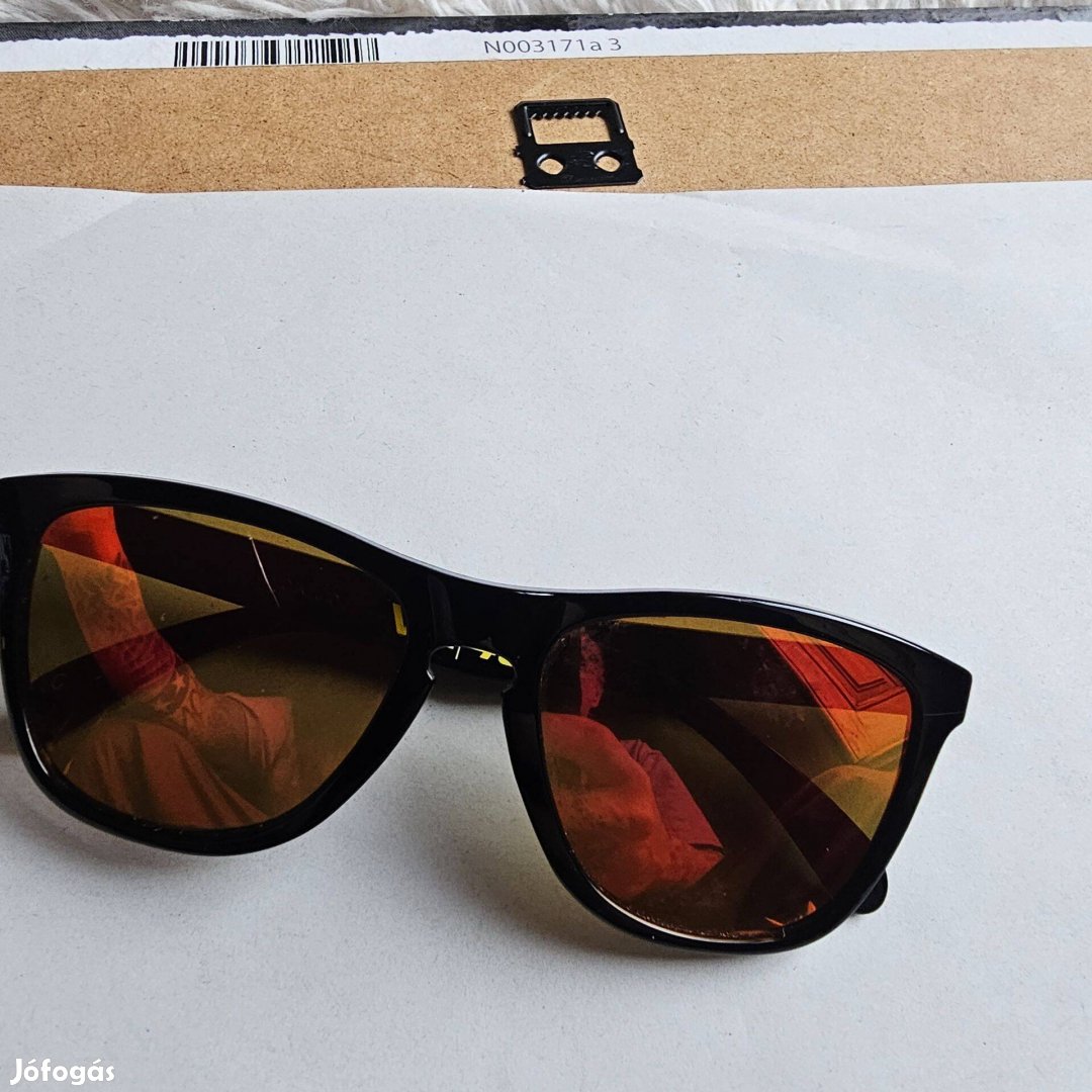 Napszemüveg Oakley Frogskins 24-325 használt a lencse karcos hámlik