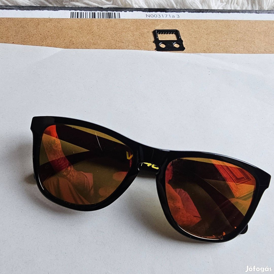 Napszemüveg Oakley Frogskins 24-325 használt a lencse karcos hámlik