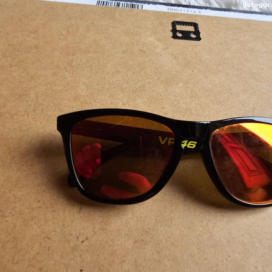 Napszemüveg Oakley Frogskins 24-325 használt a lencse karcos hámlik Ha