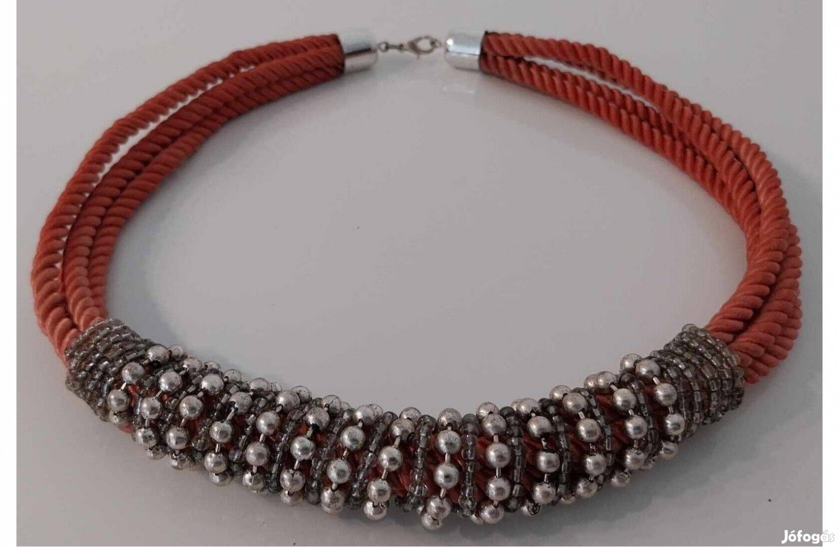 Narancs színű női nyaklánc ezüst fém színű gyöngyökkel