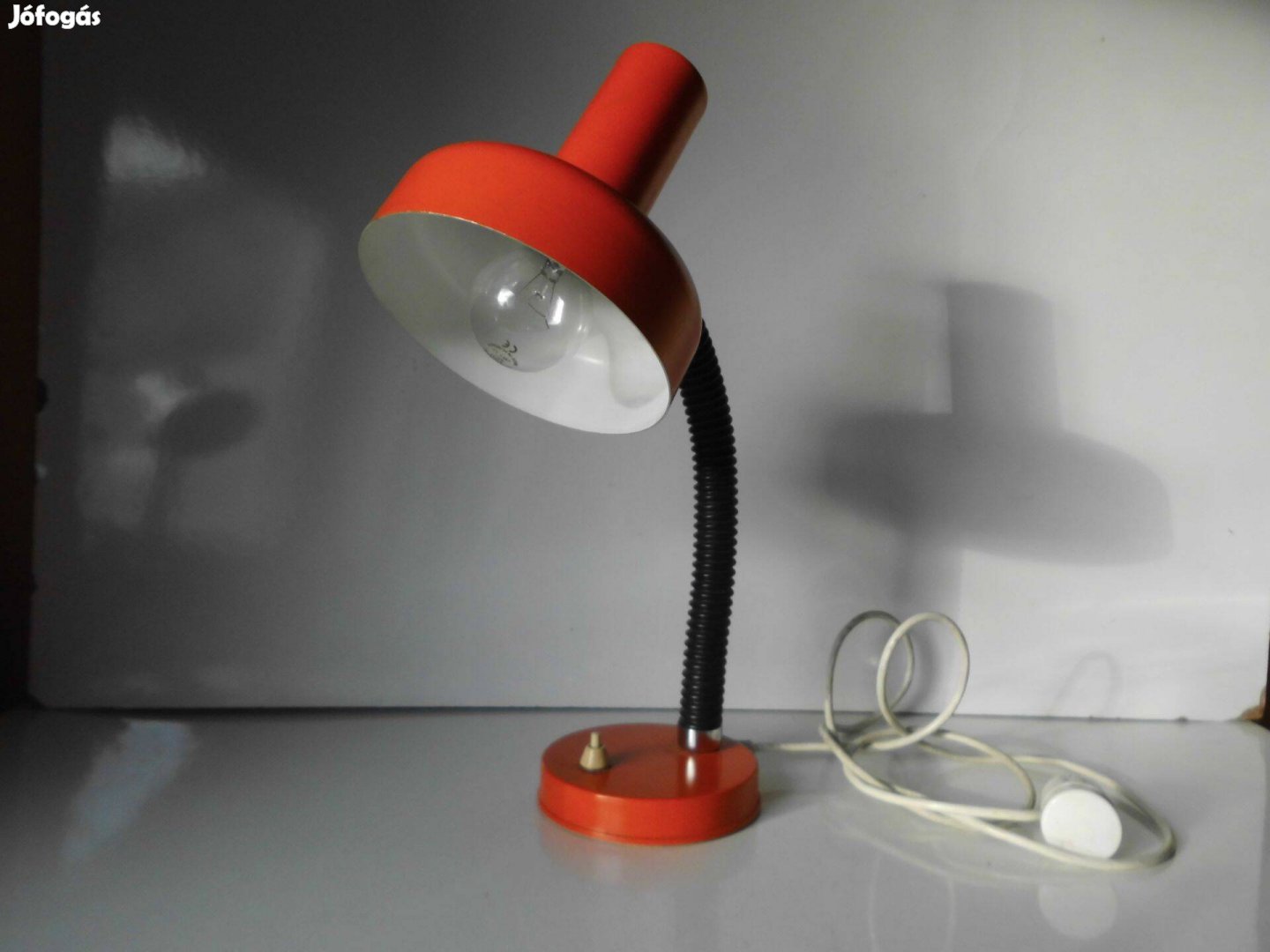 Narancssárga színű flexibilis asztali lámpa kapcsolóval